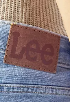 Джинсы морковного фасона Lee, денимблау Rider