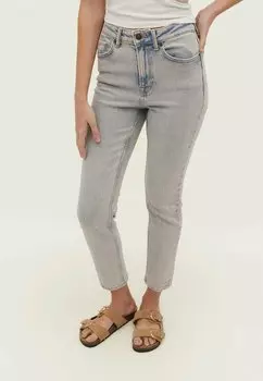 Джинсы облегающего кроя Stradivarius