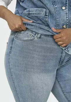 Джинсы облегающие CARROSE ONLY Carmakoma, светло-голубой деним