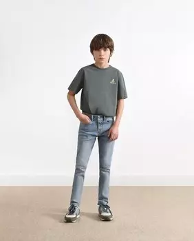 Джинсы приталенного кроя для мальчика с вышивкой Scalpers спереди Scalpers, светло-синий