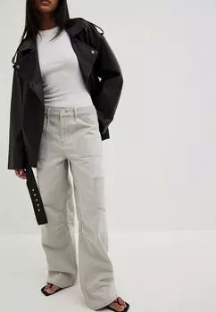 Джинсы прямого кроя NA-KD MIT WEITEM BEIN, цвет Light Grey