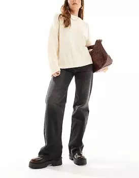 Джинсы прямого кроя с высокой посадкой и необработанным краем черного цвета Pull&Bear