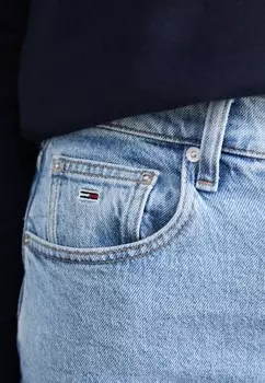 Джинсы свободного кроя MOM Tommy Jeans, светло-голубой деним