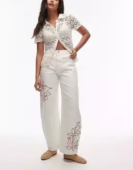 Джинсы Topshop barrel с красной вышивкой цвета экрю