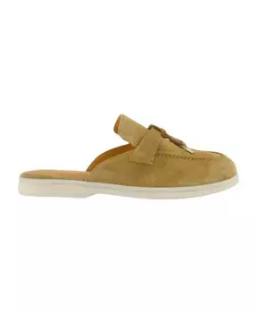 Джулия надевает туфли Atelier Verdi, коричневый