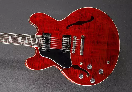 ES-335 Фигурная левая рука - Шестидесятая вишня Gibson ES-335 Figured Left Hand -