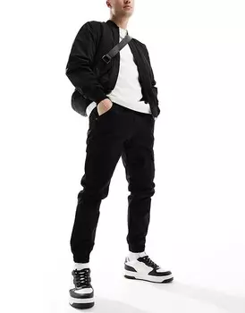 Еще одно влияние — черные брюки-карго с эластичным низом