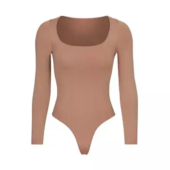 Essential боди с длинными рукавами и вырезом-кружком SKIMS, цвет sienna