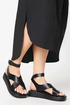 Faith: босоножки на танкетке на массивной платформе Mickey Toeloop Dorothy Perkins, черный