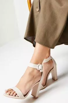 Faith: Сандалии Camille на высоком блочном каблуке с потайной пряжкой Dorothy Perkins, слоновая кость