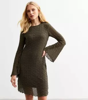 Фактурное мини-платье с плиссированной юбкой цвета хаки с расклешенными рукавами New Look, хаки