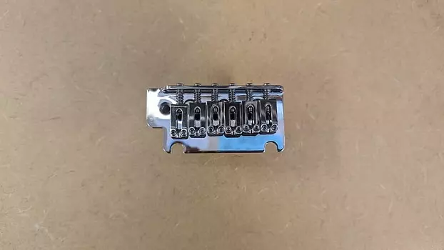 Fender 006-2673-000 Бридж Squier Affinity Stratocaster в сборе с рычагом тремоло 2010-х - хром 006-2673-000 Squier Affinity Stratocaster Bridge Assembly with Tremolo Arm