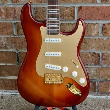 Fender 40th Anniversary Stratocaster, Gold Edition, накладка на гриф Laurel, накладка из анодированного золота, Sienna Sunburst 40th Anniversary Stratocaster?, Gold Edition, Laurel Fingerbo...