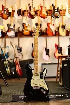 Fender American Professional II Stratocaster с кленовым грифом 2020 — настоящее время — черный American Professional II Stratocaster with Maple Fretboard