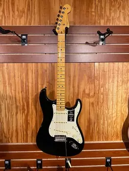 Fender American Professional II Stratocaster с кленовым грифом 2020 - Present Black American Professional II Stratocaster with Maple Fretboard