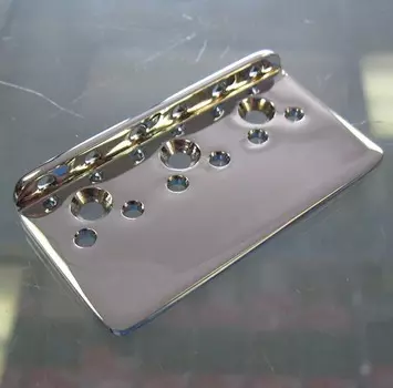 Fender American Vintage Non-Tremolo Stratocaster Hardtail Пластина для бриджа 0010322000 USA Vintage Non-Tremolo Stratocaster Bridge Plate 001-0322-000