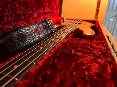 Fender Custom Shop Pino Palladino Signature Precision Bass Relic 2005–2019 — Fiesta Red над пустынным песком Custom Shop Pino Palladino Precision Bass Relic