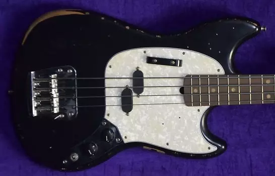 Fender Mustang Justin Meldal-Johnson Short Scale, Road Worn Black с палисандровым покрытием Fender Mustang Justin Meldal- Short Scale, Road w/ Rosewood