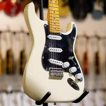 Fender Nile Rodgers Hitmaker Stratocaster — олимпийский белый с жестким футляром ограниченной серии Deluxe NILE RODGERS STRAT MN OWT