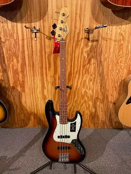 Fender Player Plus Jazz Bass с грифом Pau Ferro 2021 — настоящее время 3-цветный Sunburst Player Plus Jazz Bass with Pau Ferro Fretboard