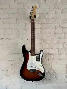 Fender Player Stratocaster с грифом Pau Ferro 2018 — настоящее время — 3 цвета Sunburst Player Stratocaster with Pau Ferro Fretboard