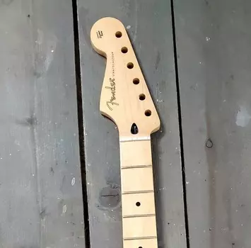 Fender Strat с обратной передней бабкой Strat w/ reverse headstock