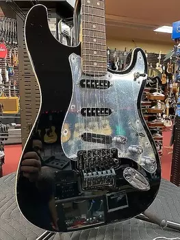 Fender Tom Morello Stratocaster, накладка на гриф из палисандра, черный Tom Morello Stratocaster, Rosewood Fingerboard, Black