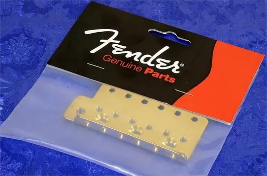 Fender USA Vintage Series Stratocaster Левосторонняя позолоченная бриджевая пластина SRV Tremolo 0038960000 Fender USA Vintage Series Stratocaster Left Handed Gold Plated SRV Tremolo Bridge Plate 003-8960-000