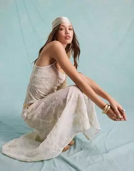 Фестивальное платье макси Miss Selfridge – Кремового цвета с объемной цветочной вышивкой