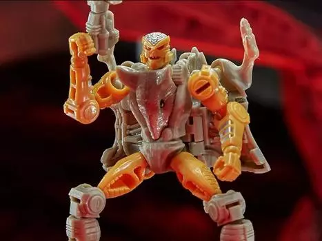 Фигурка Transformers War for Cybertron: Kingdom Core Rattrap Takara Tomy