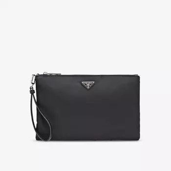 Фирменная табличка из сафьяновой кожи Re-Nylon и сумка из переработанного нейлона Prada, черный