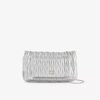 Фирменный клатч из кожи матлассе Miu Miu, цвет argento