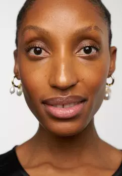 Фиксирующие спреи и порошки Infinite Fixing Spray Makeup Revolution