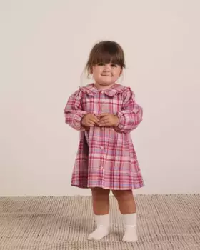 Фланелевое платье для девочки в розово-фиолетовую клетку с воротником в стиле Питера Пэна Dadati