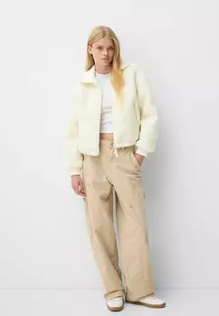 Флисовая куртка Bershka, кремовый