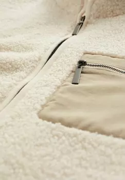 Флисовая куртка WE Fashion, молочный