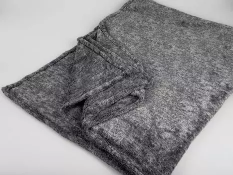 Formano - Мягкое одеяло Аляска антрацитового цвета.