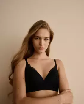 Формованный бюстгальтер, без косточек, на кружеве Naturana, черный