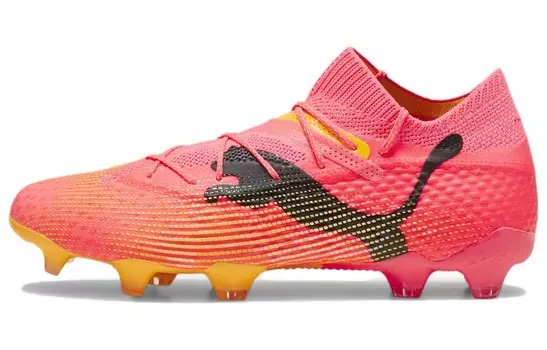 Футбольные бутсы FUTURE 7 ULTIMATE унисекс средней высоты розовый/черный Puma