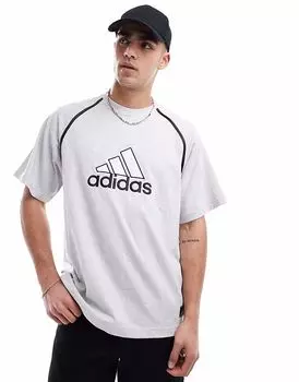 Футболка Adidas Originals серого цвета с контрастной нашивкой