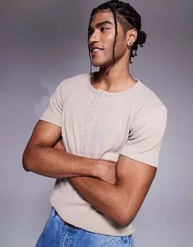 Футболка ASOS DESIGN muscle fit в рубчик с воротником-хенли бежевого цвета