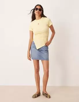 Футболка ASOS DESIGN с асимметричным кроем и сборками по бокам в молочном цвете