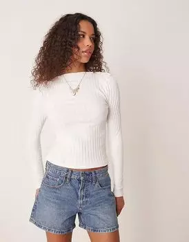 Футболка ASOS DESIGN с длинными рукавами, вырезом-лодочкой, пуговицами и отделкой в рубчик кремового цвета