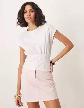 Футболка ASOS DESIGN с приталенным лифом и отделкой корсета белого цвета