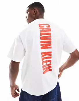Футболка Calvin Klein Jeans с вертикальным принтом на спине в белом и красном цветах
