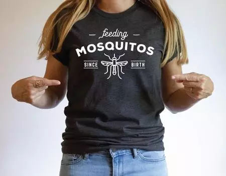 Футболка Feeding Mosquitos Since Birth темно-серого цвета Minnesota Sisters