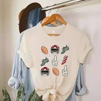 Футболка Football Collage с короткими рукавами и рисунком Simply Sage Market