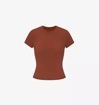 Футболка из эластичного трикотажа с короткими рукавами подойдет всем. Skims, цвет saffron