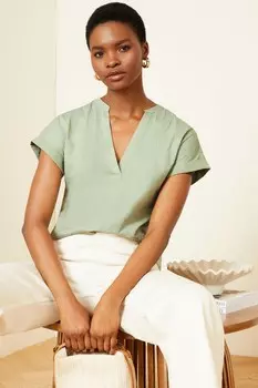 Футболка из джерси с короткими рукавами V-образным вырезом и тканевой отделкой Love & Roses, зеленый