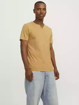 Футболка Jack & Jones "JJESPLIT NECK TEE SS NOOS", цвет Honey Gold
